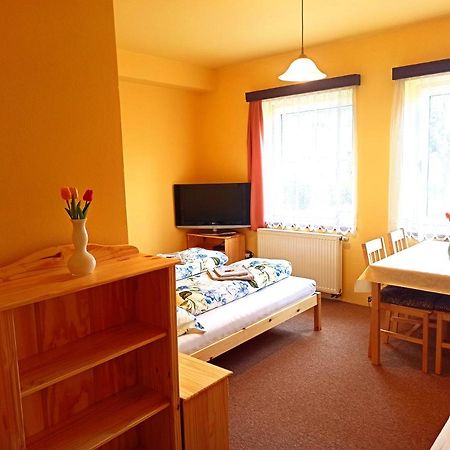 P&P Jicin Apartments - Soukrome 2-3 Luzkove Pokoje S Vlastni Kuchyni A Koupelnou Buitenkant foto