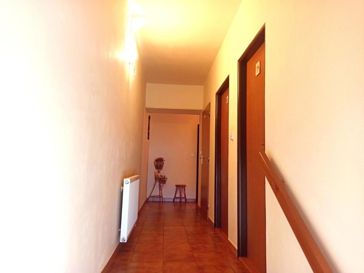 P&P Jicin Apartments - Soukrome 2-3 Luzkove Pokoje S Vlastni Kuchyni A Koupelnou Buitenkant foto