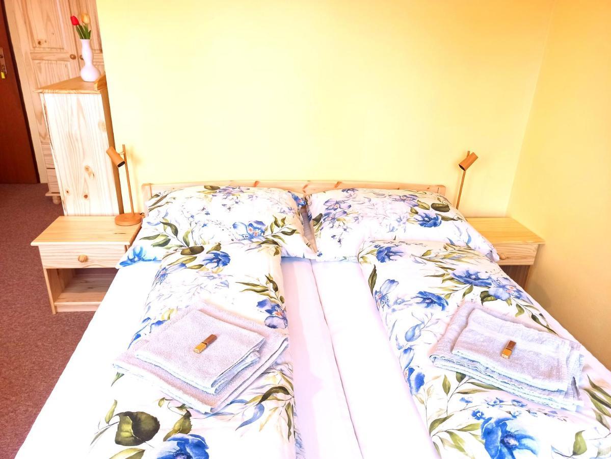 P&P Jicin Apartments - Soukrome 2-3 Luzkove Pokoje S Vlastni Kuchyni A Koupelnou Buitenkant foto