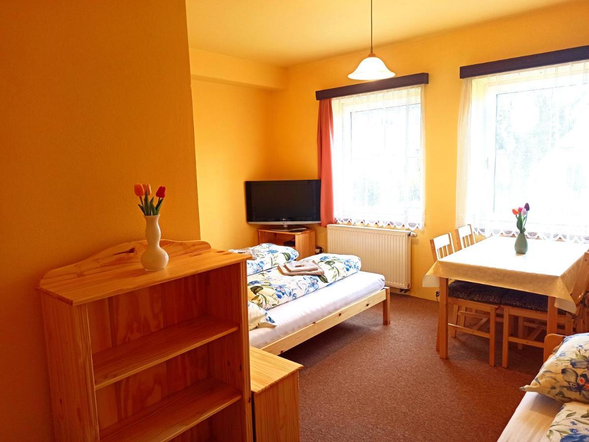 P&P Jicin Apartments - Soukrome 2-3 Luzkove Pokoje S Vlastni Kuchyni A Koupelnou Buitenkant foto