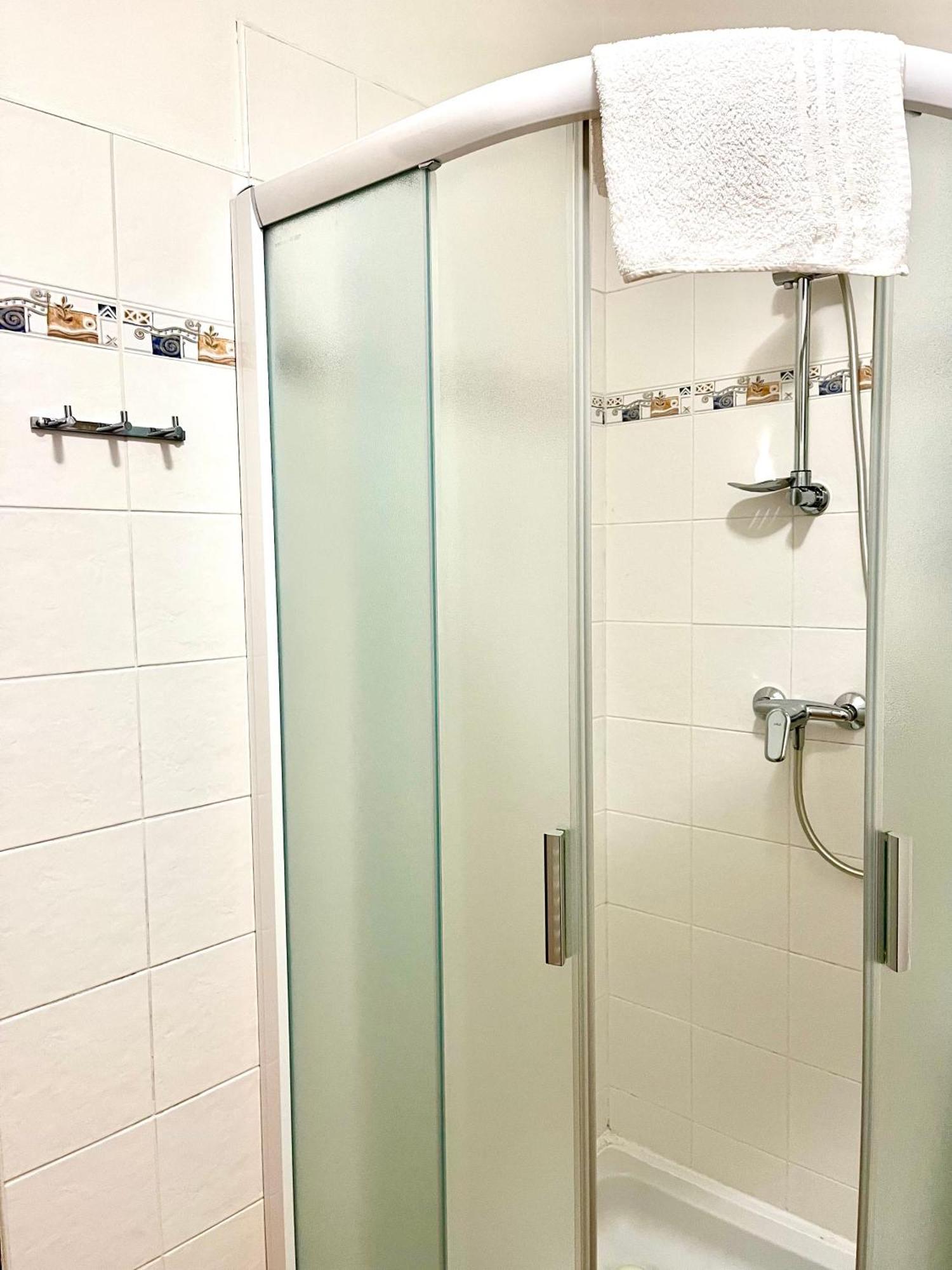 P&P Jicin Apartments - Soukrome 2-3 Luzkove Pokoje S Vlastni Kuchyni A Koupelnou Buitenkant foto