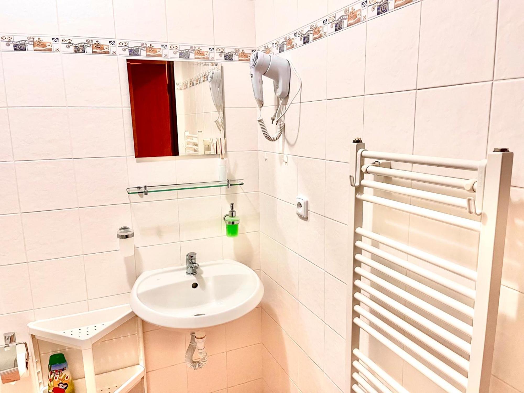 P&P Jicin Apartments - Soukrome 2-3 Luzkove Pokoje S Vlastni Kuchyni A Koupelnou Buitenkant foto